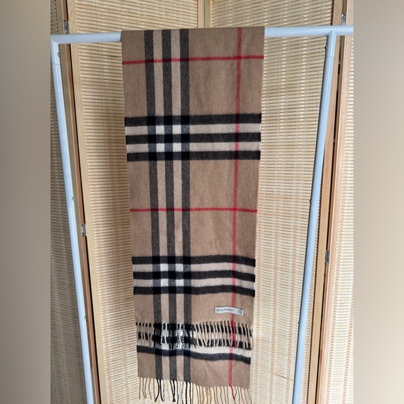 Burberry checked cashmere scarf - Picture 3 of 5